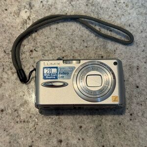 Panasonic LUMIX DMC-FX01 Digital Camera -Silver Tested Working Great no SD card